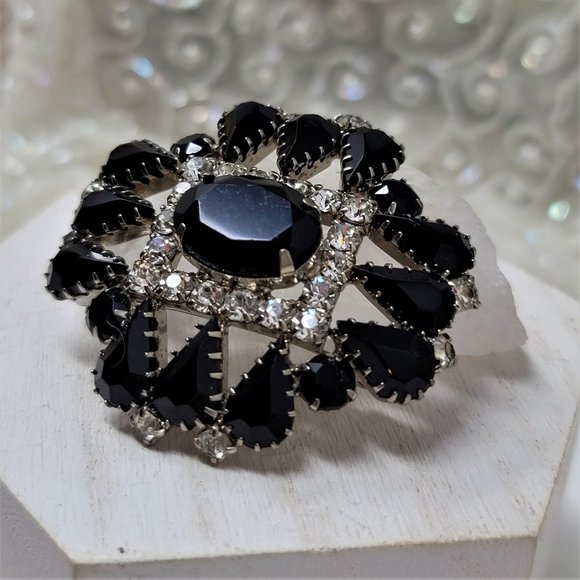 Stunning Rhinestone & Black Glass Brooch Pin Prong set Silvertone - Picture 2 of 8
